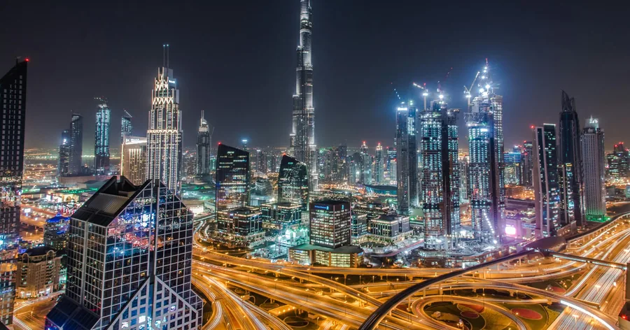 Die Skyline von Downtown Dubai mit ihren Schnellstraßen, nachts beleuchtet